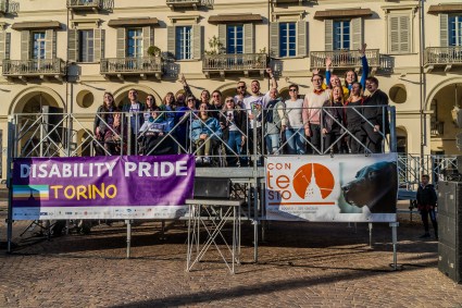 Foto finale sul palco del Dsiability Pride.